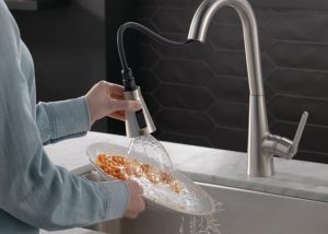 the delta shieldspray kitchen faucet allows you to clean dishes with 90% less splashback!